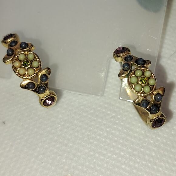 Vtg Floral Design Rhinestone Gold Tone ⅞" Diameter Hoop Earrings Snap Closure - Picture 4 of 16